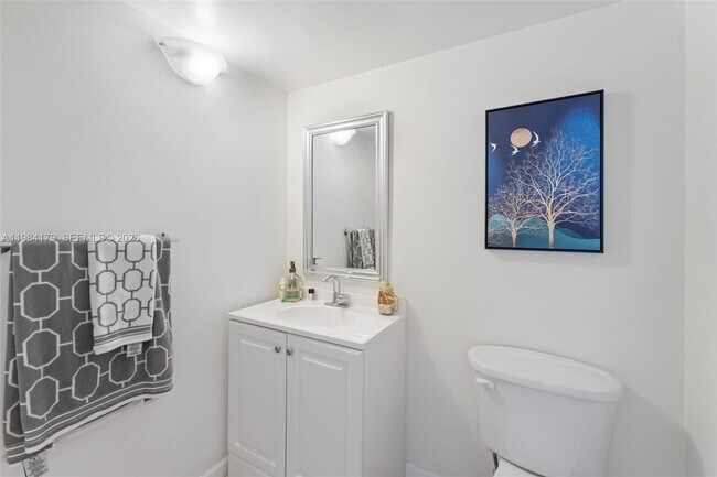 Building Photo - 900 Bay Dr