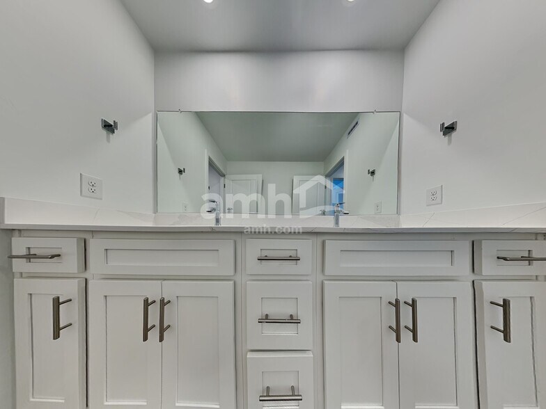 Building Photo - 9683 N Rancho Lozano