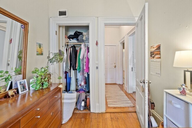 Building Photo - 296 Marlborough St