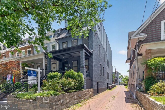Building Photo - 724 Varnum St NW