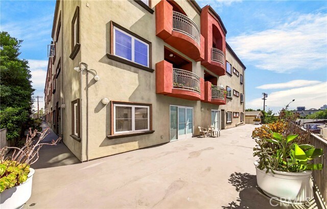 Building Photo - 11124 Burbank Blvd
