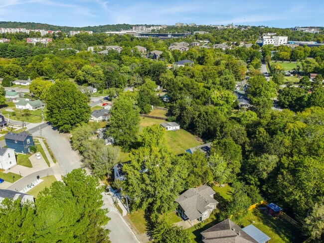 Building Photo - 1337 Van Buren Ave