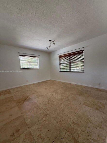Building Photo - 530 NE 15th Ct