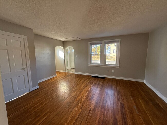 Building Photo - Newly renovated three bedroom available NOW!