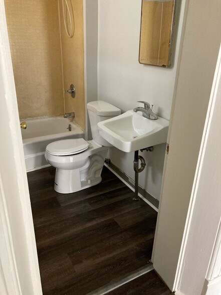 Building Photo - 27 S Locust St