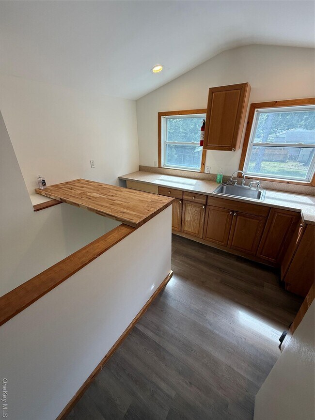 Building Photo - 121 Rose Dr