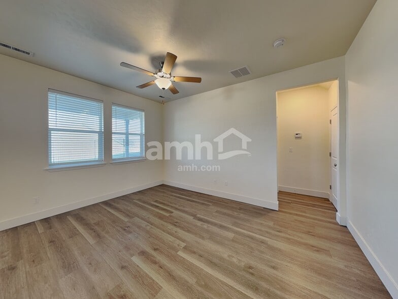 Building Photo - 3492 S Bartlett Ave