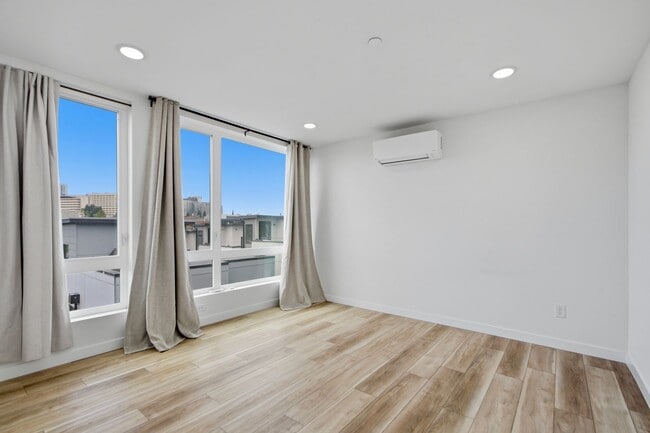 Building Photo - 3B3B cozy townhome