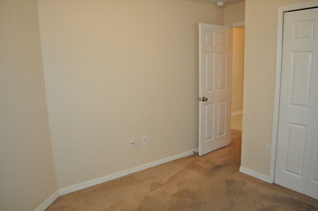 Building Photo - 16 Russman Ln