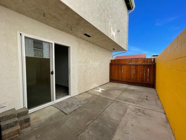Building Photo - Cozy 2 Bedroom, 1 Bath Townhome in the Heart of North Park!