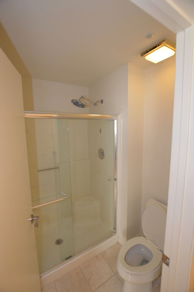 Building Photo - Meridian Unfurnished 2 Bed | 2 Bath Top Fl...