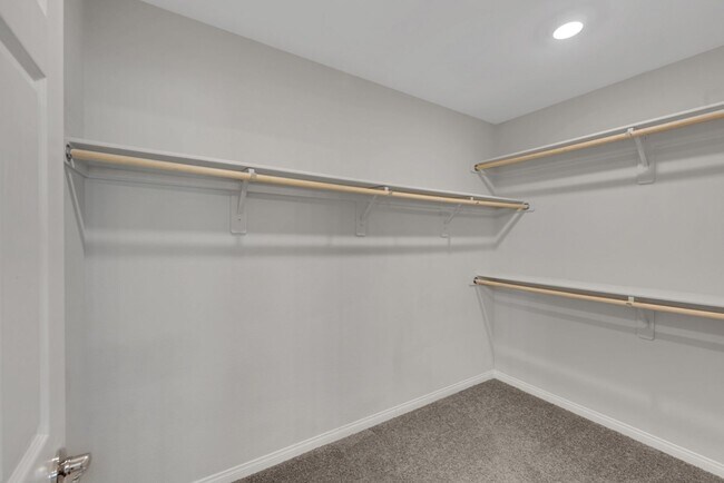 Building Photo - Large 4 bedroom home