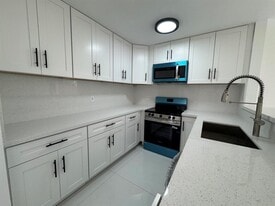 Building Photo - 4421 SW 72nd Ter