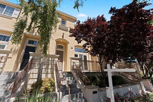 Building Photo - CONVENIENT & LUXURIOUS TOWNHOME BEAUTIFULL...