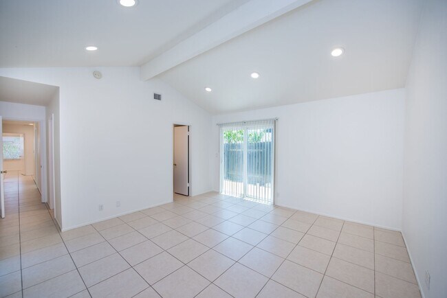 Building Photo - Spacious 4 Bedroom Home in Quiet Yorba Linda Neighborhood