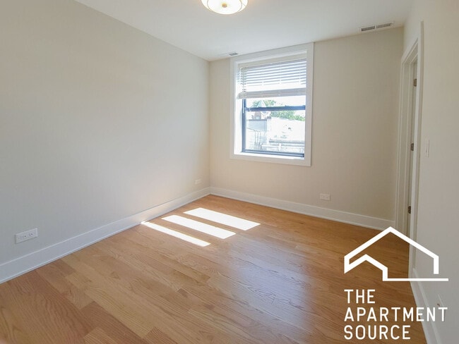 Building Photo - 2020 W Montrose Ave