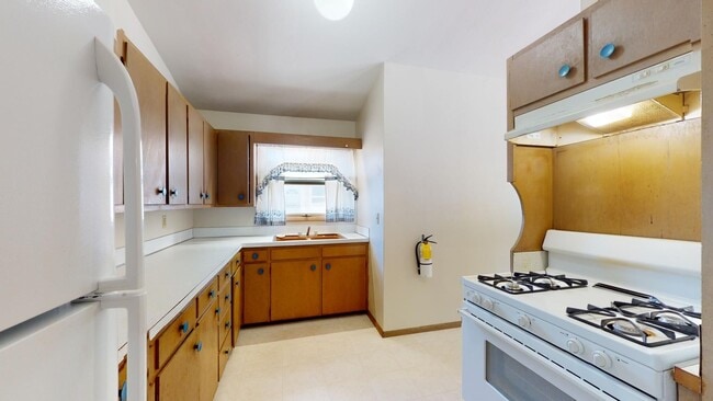 Building Photo - Spacious 2 Bedroom w/Basement & Vaulted Ceilings