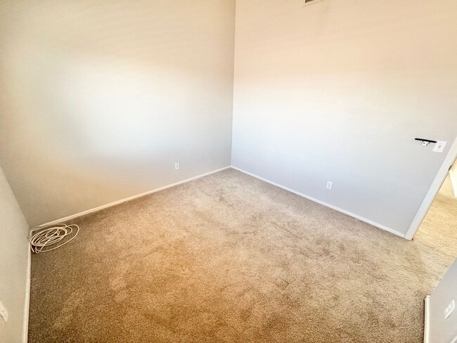 Building Photo - LIMITED TIME ONLY: $500 OFF 2ND MONTH'S RENT -MOVE IN W/IN TWO WEEKS TO TAKE ADVANTAGE of this Be...