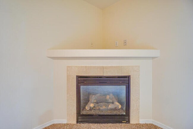 Building Photo - THREE BEDROOM TOWNHOME WITH GARAGE ACROSS FROM SHOPPING AND DINING