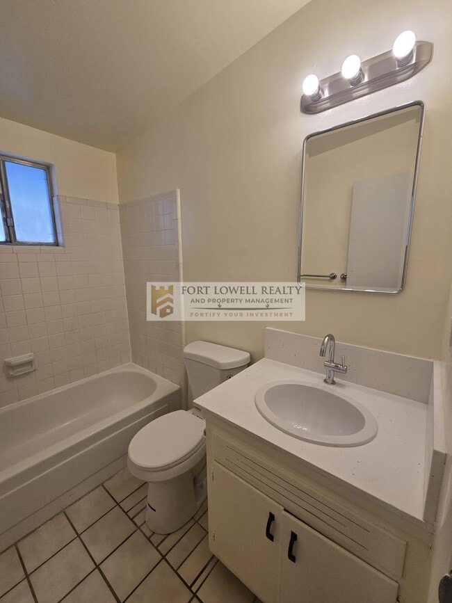 Building Photo - 2640-2642 N Santa Rita Ave