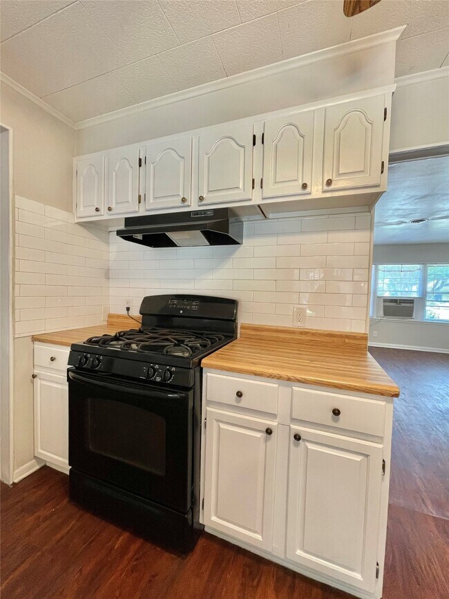 Building Photo - 1112 Southampton Dr