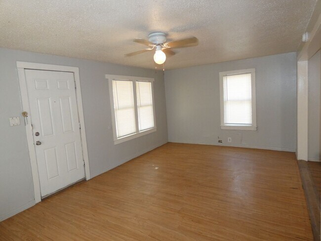 Building Photo - 3 bedroom, 2 bath