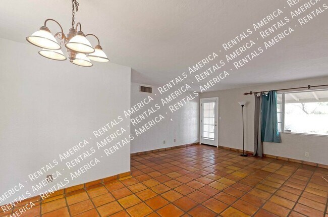 Building Photo - Mid-century charmer near University of Ari...