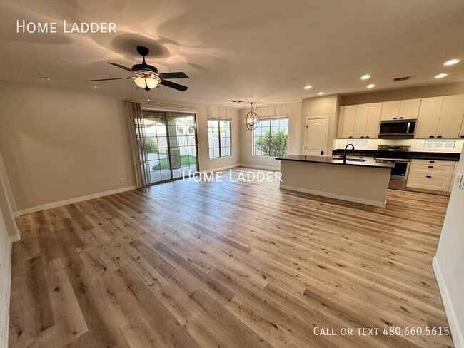 Building Photo - 3064 E Palmdale Ln