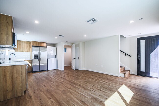 Building Photo - Ultra-Luxury Brand New 2 bed/2.5 bath and ...