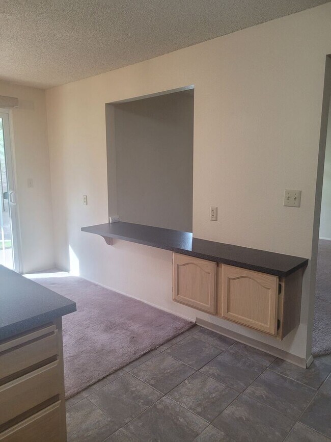 Building Photo - Golf Course Community, Condo