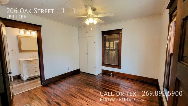 Building Photo - 206 Oak St