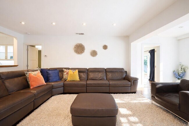 Building Photo - 3018 NE 26th St