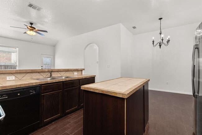 Building Photo - 586 Creekside Cir
