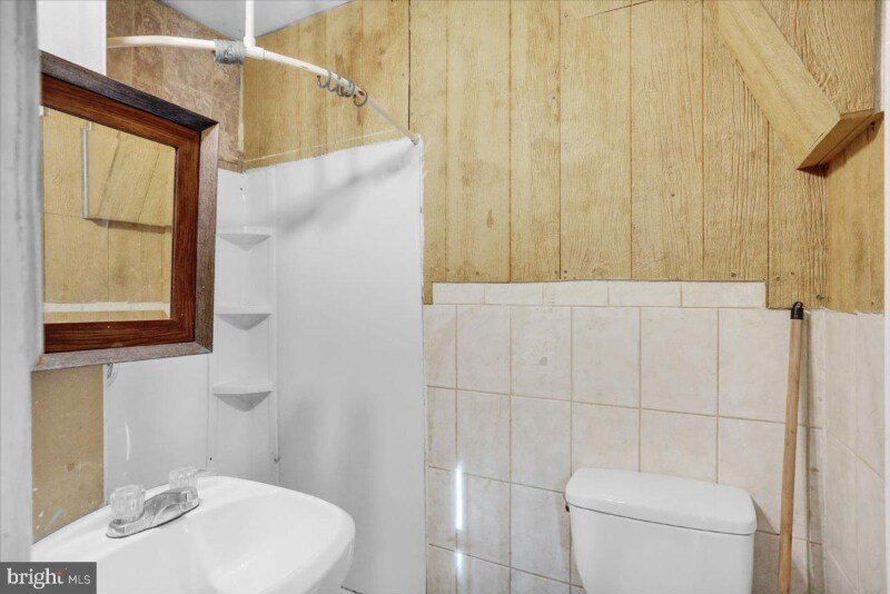 Building Photo - 637 Moss St