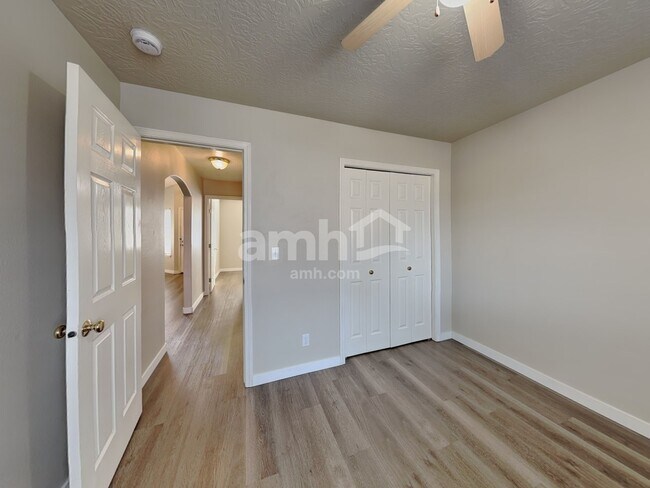 Building Photo - 410 W Mule Ct