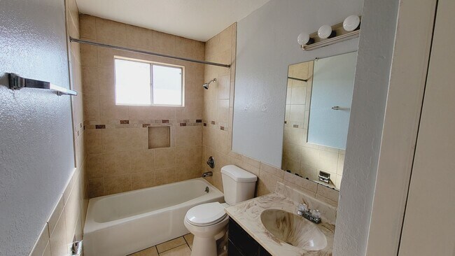 Building Photo - Adorable 2 bdrm, 2 bath apartment in West ...