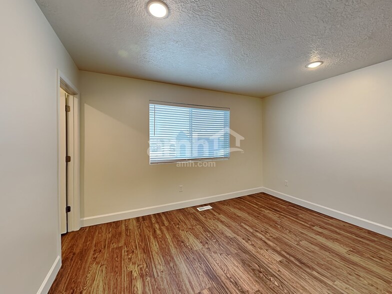 Building Photo - 301 N Gibbons Ln