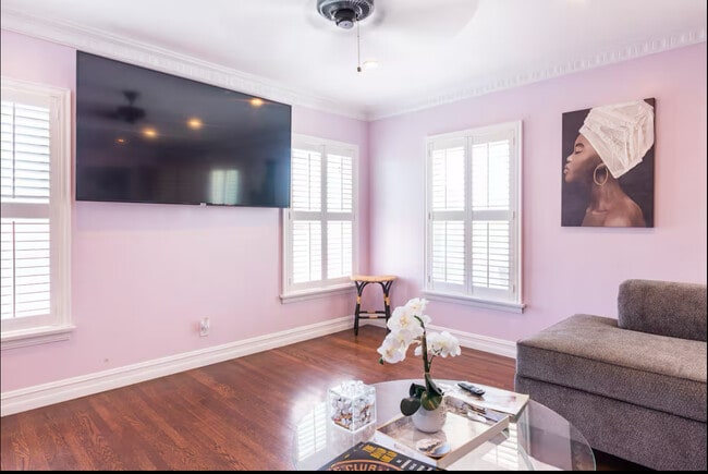 Building Photo - 6016 S Fairfax Ave