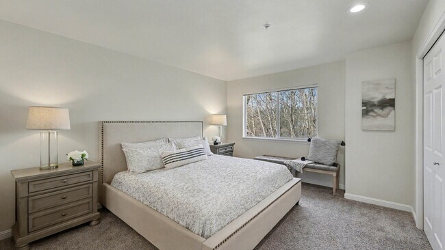 Building Photo - Updated Kirkland Townhome in Lochshire Condominiums with Premium Amenities- Available NOW