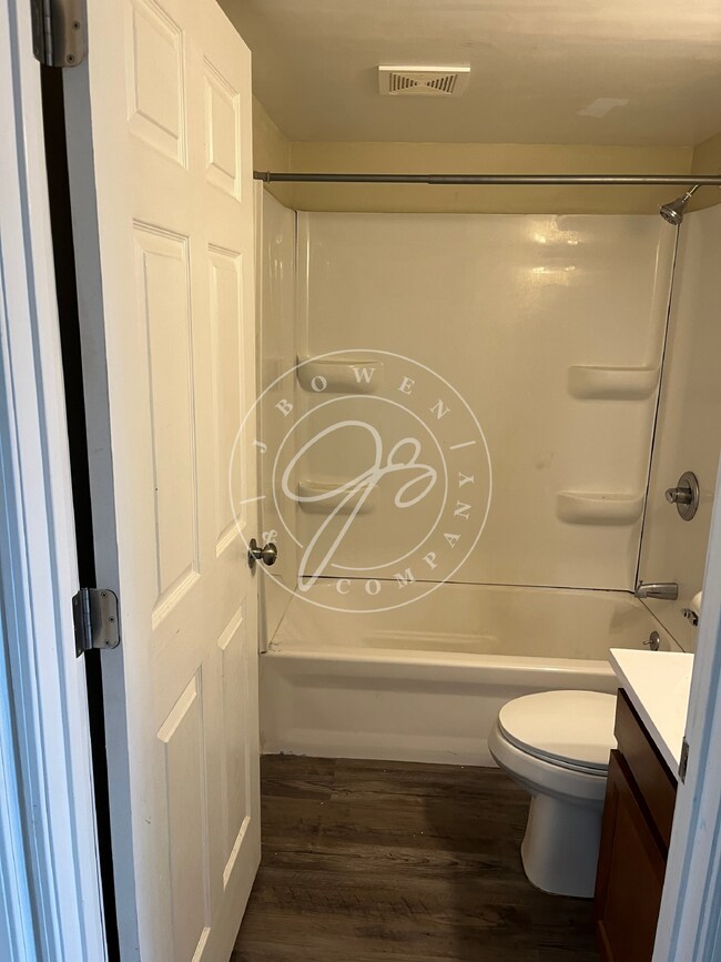 Building Photo - Clean & Affordable 2-Bedroom – Move-In Ready – East Toledo