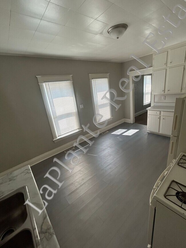 Building Photo - Comfortable Single-Family Home for Rent