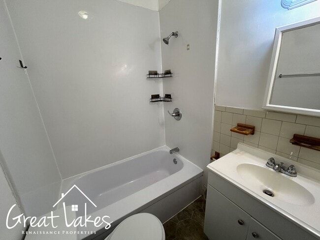 Building Photo - Charming 3 Bedroom 2 Bathroom now available for rent