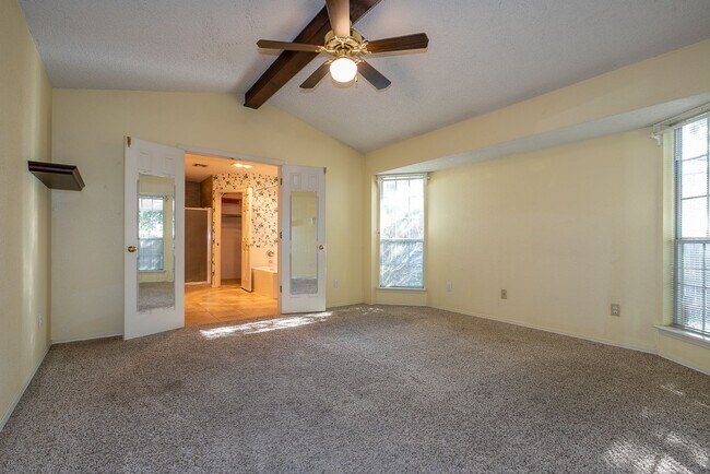 Building Photo - Charming 3 bedroom home with cozy fireplac...