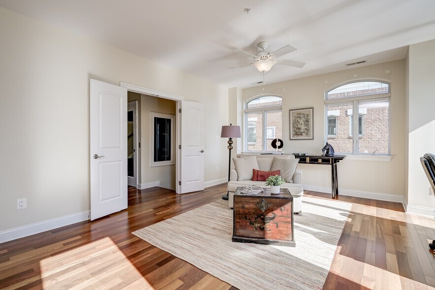 Building Photo - 621 Ponte Villas N