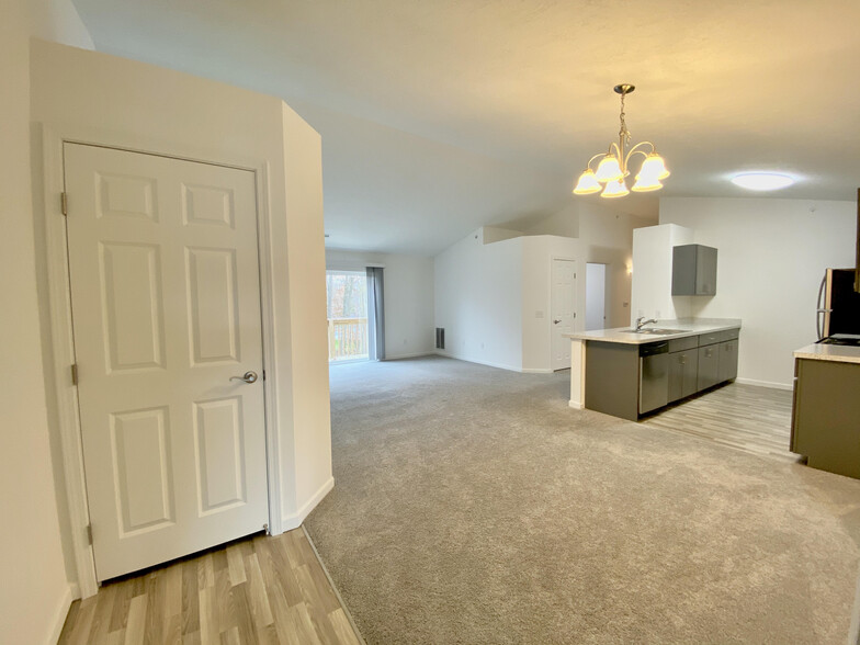 Vaulted ceilings/Plant ledges - Keystone Lake Apartments