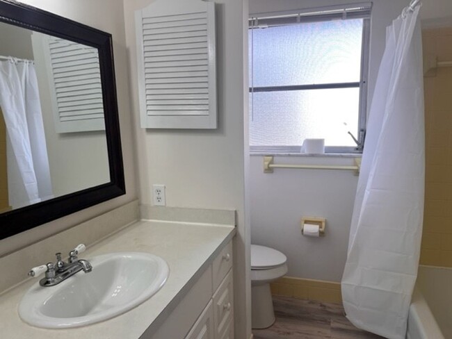 Building Photo - Venice, FL 2BR/2BA/1CG IN VENICE EAST