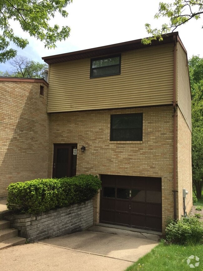 Building Photo - 2 Bedroom Townhouse in Shaler