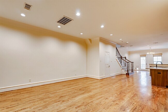 Building Photo - 5710 Darling St