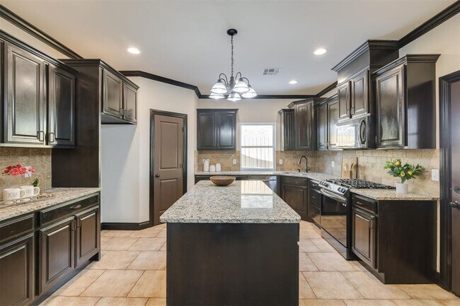 Building Photo - 2313 E Kellan Ct Terrace