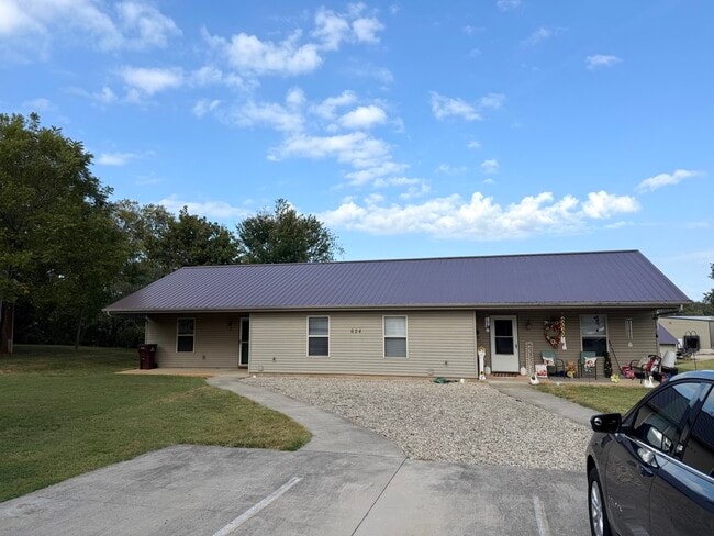 Building Photo - 624 N College St